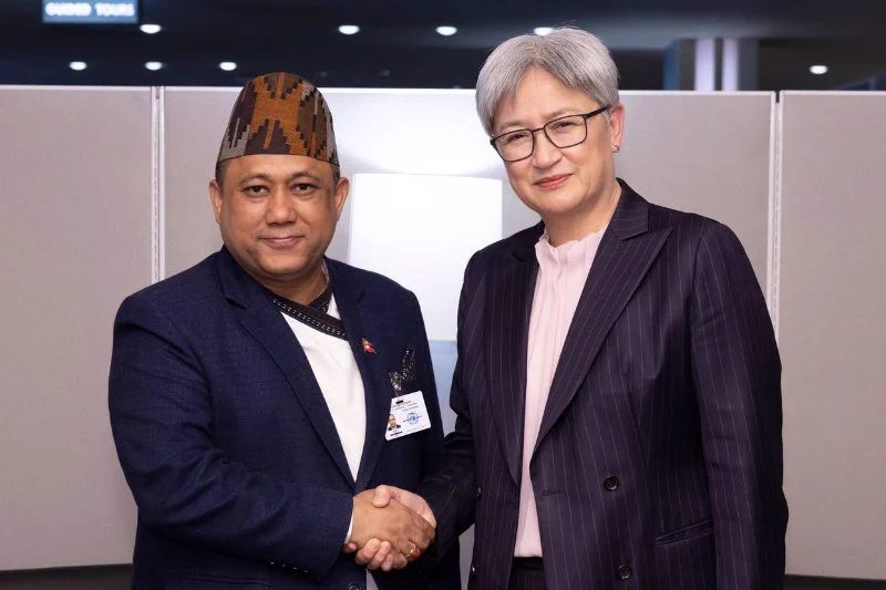 परराष्ट्रमन्त्री शिशिर खनाल र अस्ट्रेलियाकी विदेशमन्त्री पेनी वोङ सेप्टेम्बर २५ मा न्यूयोर्कमा राष्ट्रसंघ महासभाका क्रममा भेटवार्ता गर्दै। दुवैबीच अब अक्टोबर ८ मा अस्ट्रेलियामा फेरि भेट हुँदैछ।